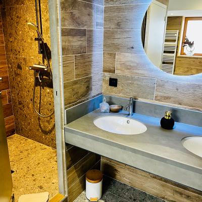 Espace sanitaires, chambre convives